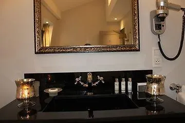 Hotel Croix De Malte Paris